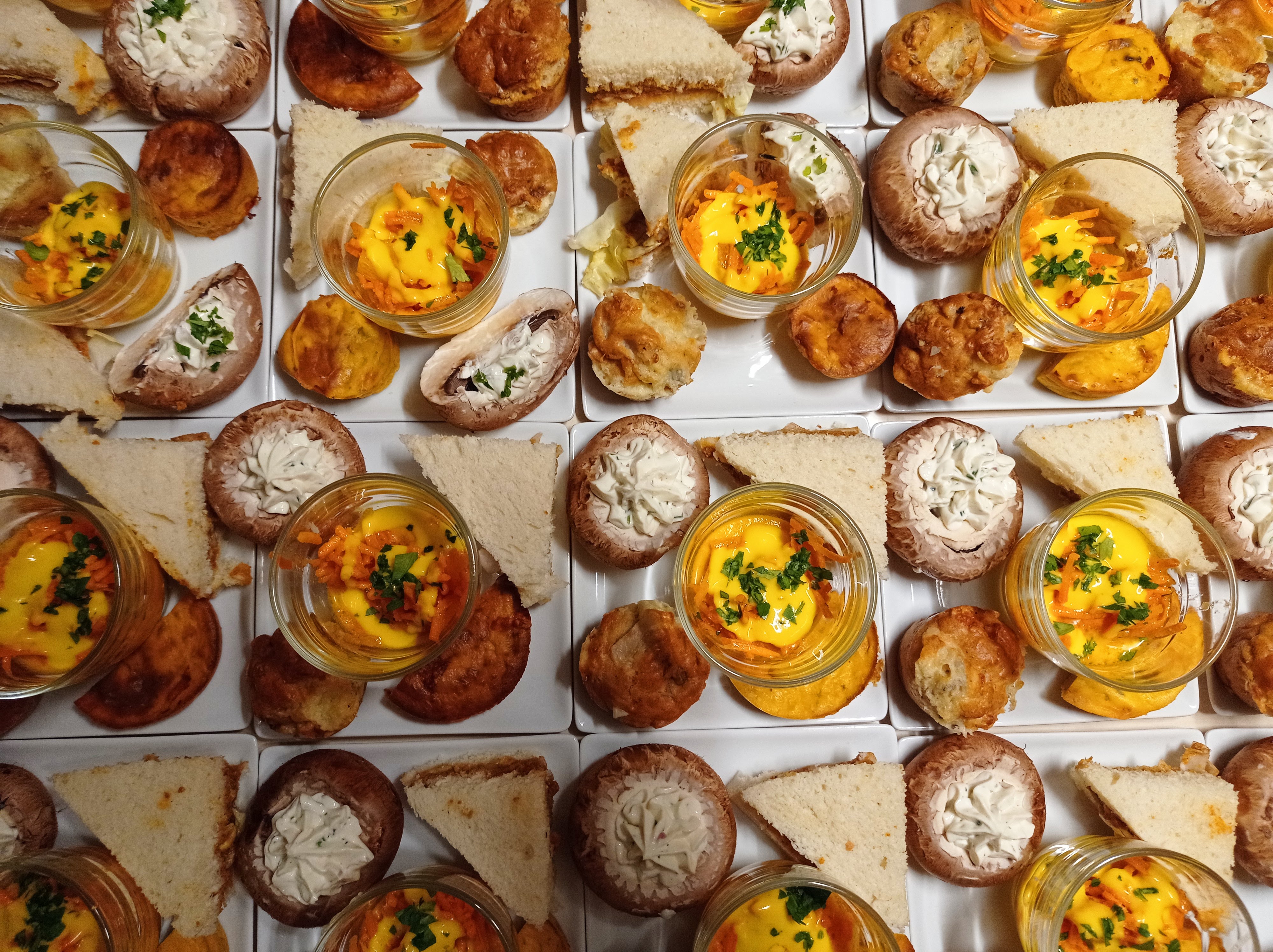 Buffet de mignardises élégantes avec verres et champignons farcis - Au Bon Sens des Mets