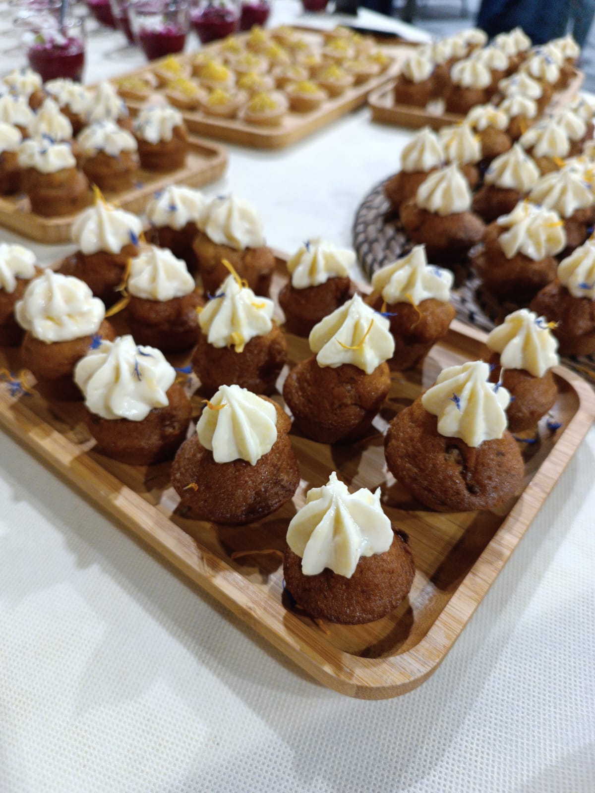Petits gâteaux aux champignons avec chantilly disposés sur plateau en bois - Au Bon Sens des Mets