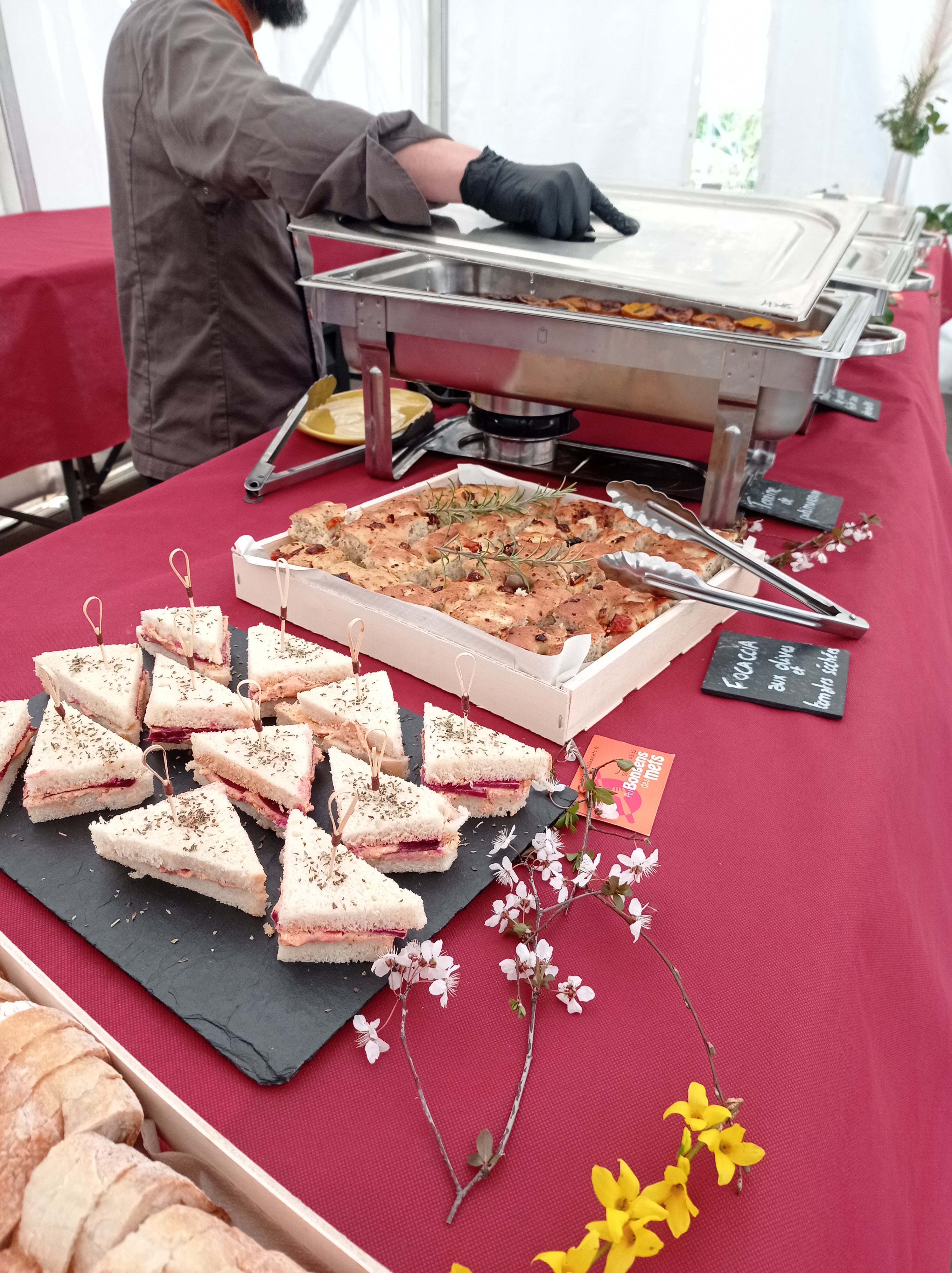 Buffet élégant avec variété de mets salés et sucrés disposés sur nappes blanches - Au Bon Sens des Mets