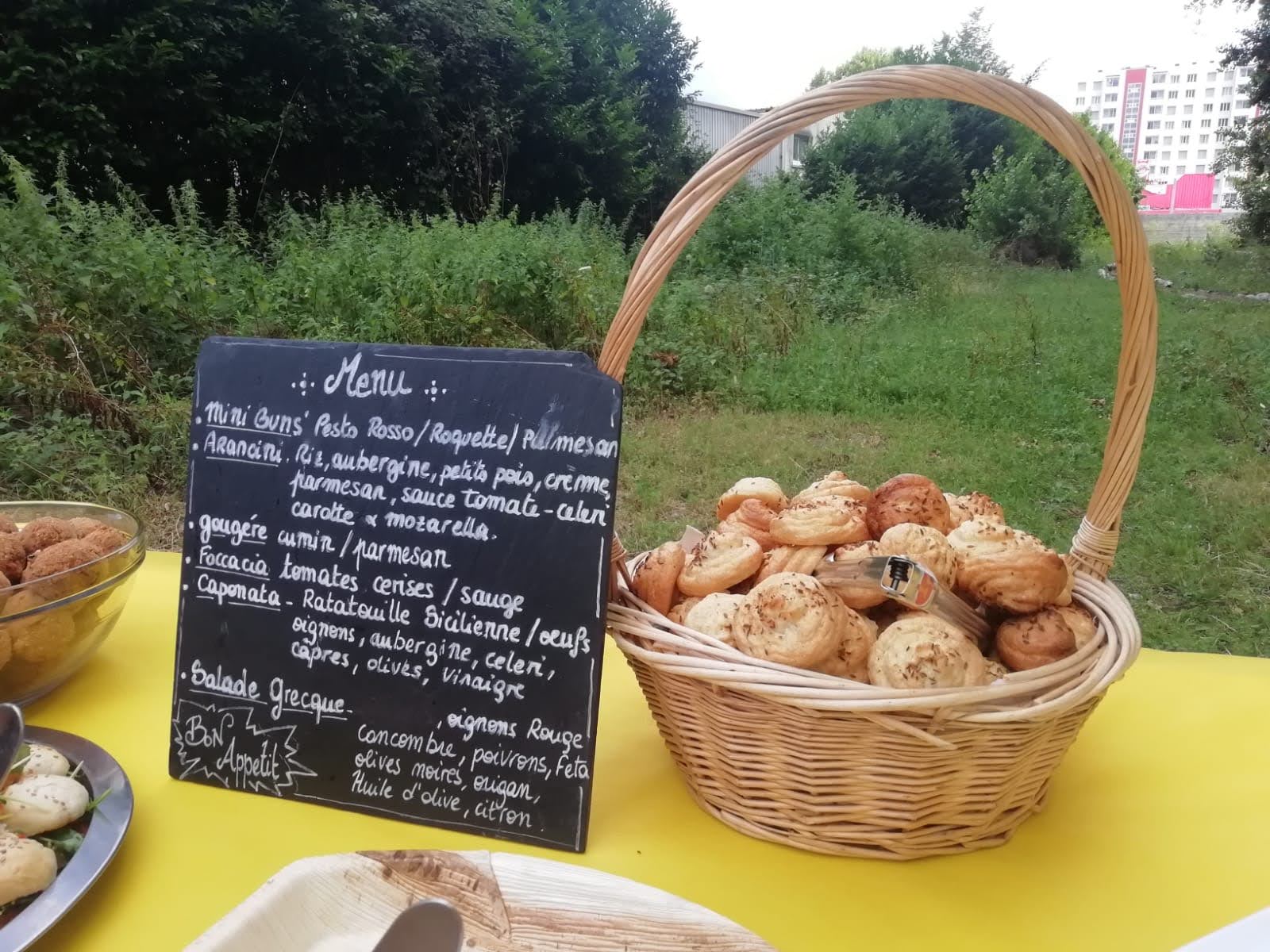 Menu tableau noir avec spécialités locales et produits de saison - Au Bon Sens des Mets