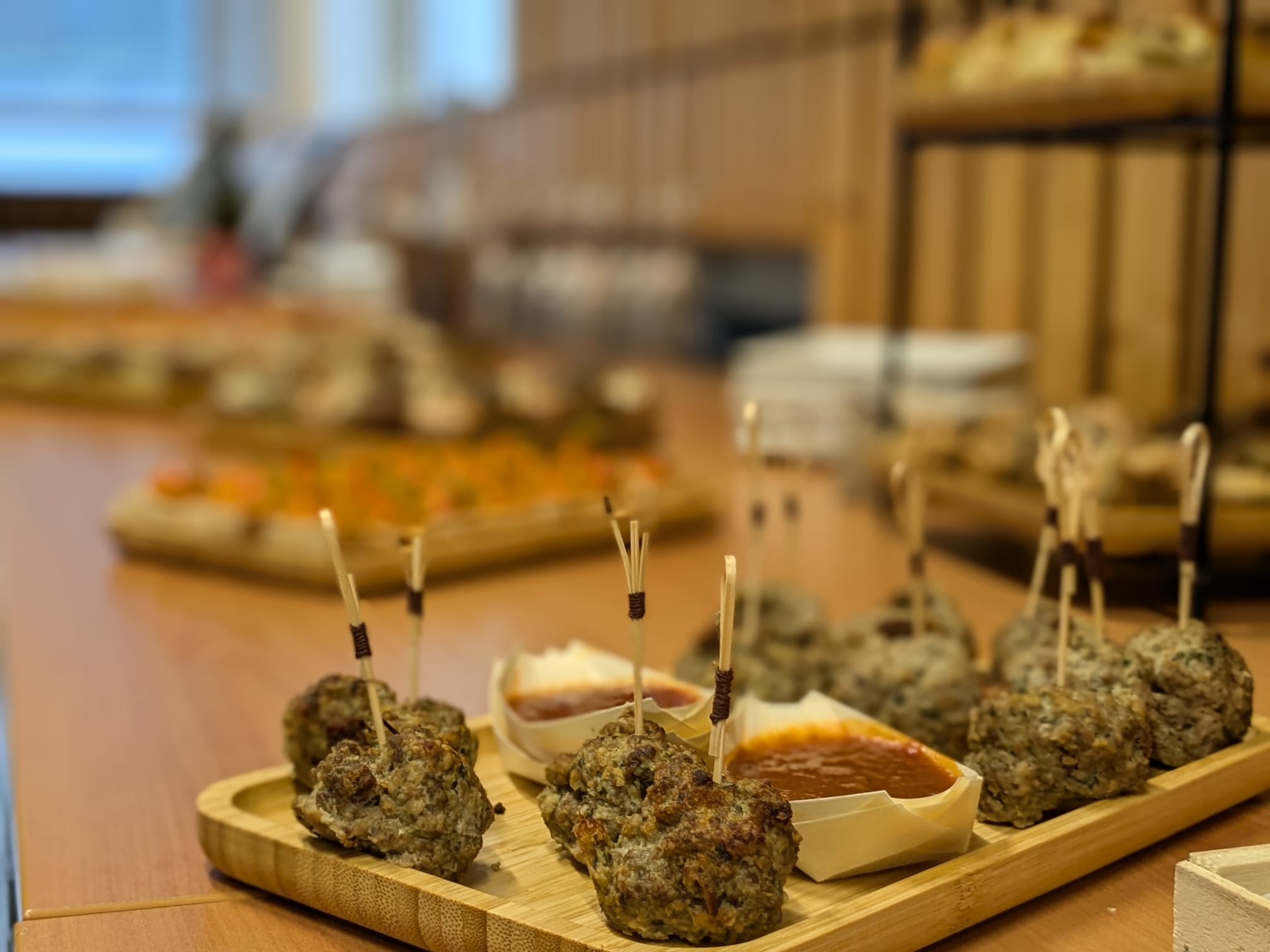 Buffet coloré avec produits locaux et de saison - Au Bon Sens des Mets